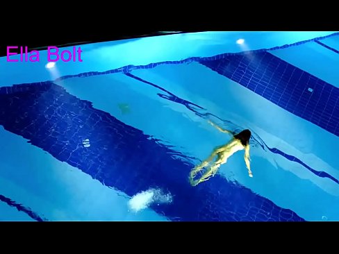 ❤️ Nu mă pot opri din privit, tânără blondă surprinsă înotând goală în piscina stațiunii ELLA BOLT ❌ at us ❌