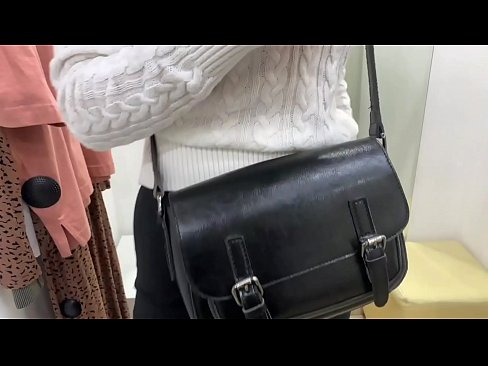 ❤️ Masturbarea în public a tinerei târfe FeralBerry cu un dildo în cabina de probă ❌ at us ❌