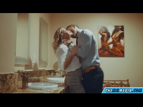 ❤️ Când o blondă cu sânii mari te seduce într-o toaletă publică ❌ at us ❌